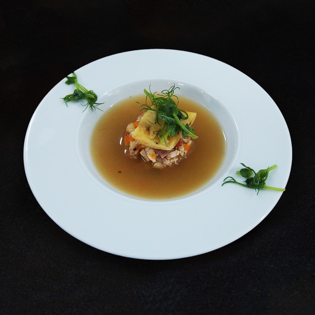 Consomme de fazan sau bibilică cu tortellini de casă și trufe Consomme de fazan sau bibilică cu tortellini de casă și trufe